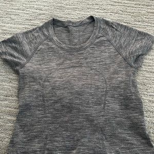 Lululemon size 4 perfect condition tee